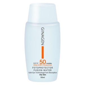 کرم ضد آفتاب بدون رنگ ژیناژن، مدل SPF50، مناسب پوست چرب و حجم 50 میلیلیتر، محافظت کننده در برابر اشعه UVAو UVB، ضد آب و تعریق، فاقد الکل و رایحه، ضد حساسیت، آنتیاکسیدان، غیر کومدونزا، ضد چروک، مرطوب کننده، با ماندگاری 2 ساعته